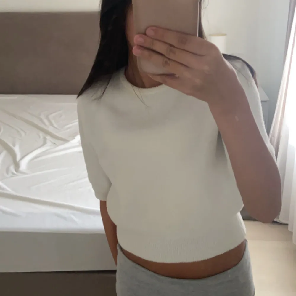 Säljer denna stickade tröjan från Zara ❣️storlek S men passar troligtvis mindre också ❣️. Stickat.