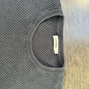 J.Lindeberg tröja - Långärmad mörkblå tröja från  J.Lindeberg. Använd men i bra skick, inga synliga tecken på användning. Storlek XS.