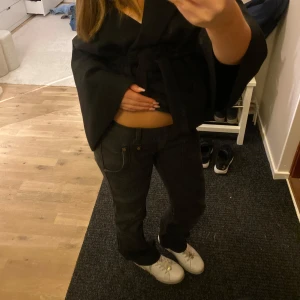 Lågmidjade replay jeans - Så himla snygga jeans från replay Vet inte riktigt storleken så kan kolla måtten, säljer pågrund av att det är lite för små för mig