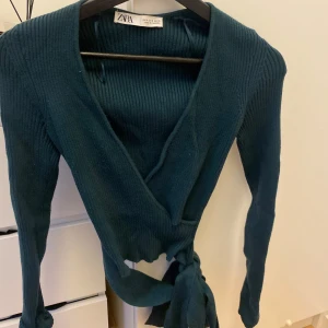 Knyt tröja från zara - Knyt tröja från zara i mörkgrön. Ganska urringad. Storlek s. Använd en gång 