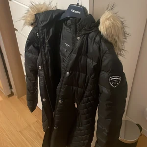 Rock and blue - Säljer min rock and blue jacka, då den inte har använts den är för stor för mig, storlek 36💞 Köptes för ungefär 2000, köpte den 2023 priset kan diskuteras, möts upp och fraktar. Det är fuskpäls den är avtagbar💞 