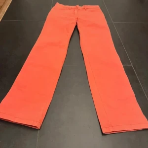 Coola rosa korall färgade jeans. Priset går att diskutera🤗 - Säljer mina korall färgade jeans, då dem tyvärr inte längre passar mig. 