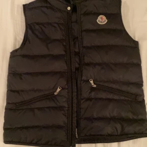 Moncler väst - Ass fett moncler väst i bra skick förutom dragkedjan är lite trasig men funkar bra 