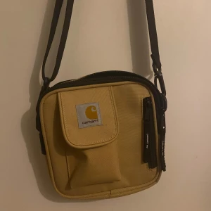 Carhartt väska - Mycket fräsch och inte använd många gånger! 9/10 i skick. Ser som ny ut!