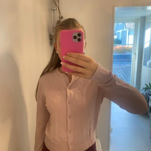 Hm kofta  - En jättefin kofta från hm som tyvärr aldrig har kommit till användning så är precis som en ny💕💕