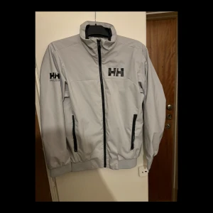 Helly Hansen - Helly Hansen vindjacka i storlek S