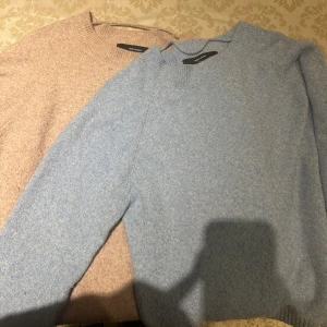Stickade tröjor  - Två fina stickade tröjor från Vero Moda i storlek M, sparsamt använd 