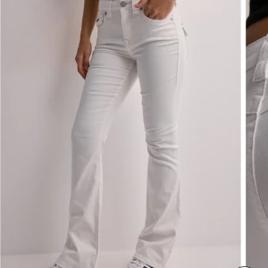 True religion jeans - Säljer dessa as snygga bootcut jeans ifrån True Religion med super coola fickor. Helt nya och aldrig använda endast testade men tyvärr inga lappar kvar. Super snygga jeans som passar till allt och många tillfällen.