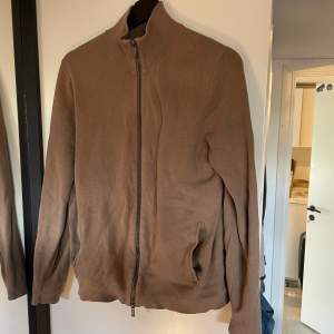 Massimo dutti full zip, fint skick. Storlek S, passar runt 180