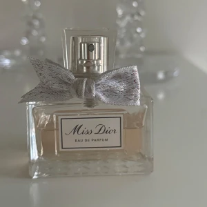 Dior parfym  - Säljer denna Dior parfym (edp) då jag har massa andra parfymer och denna används inte längre. Köptes iår för 920 kr. Är ungefär lite över halva/halva kvar men var från början 30 ml. Har inte kvar kartongen.