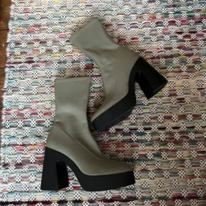 Gröna sock boots - Jättefina klackar som spenderar alldeles för mycket tid på hyllan istället för på stan🕺endast använda vid ett tillfälle, bild två visar defekt på insidan av tån. Lite grönare än de ser ut på bilden, salviagrön skulle jag säga
