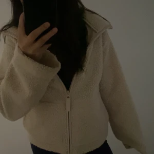 Teddy jacka - Hej säljer en jättefin Teddy jacka från hm i storlek xs. Säljer pågrund av ingen användning längre💞