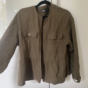 Grön jacka - Superfin volangjacka från zara! Ganska tunn men superfin och skön❤️ Använd 1 gång!