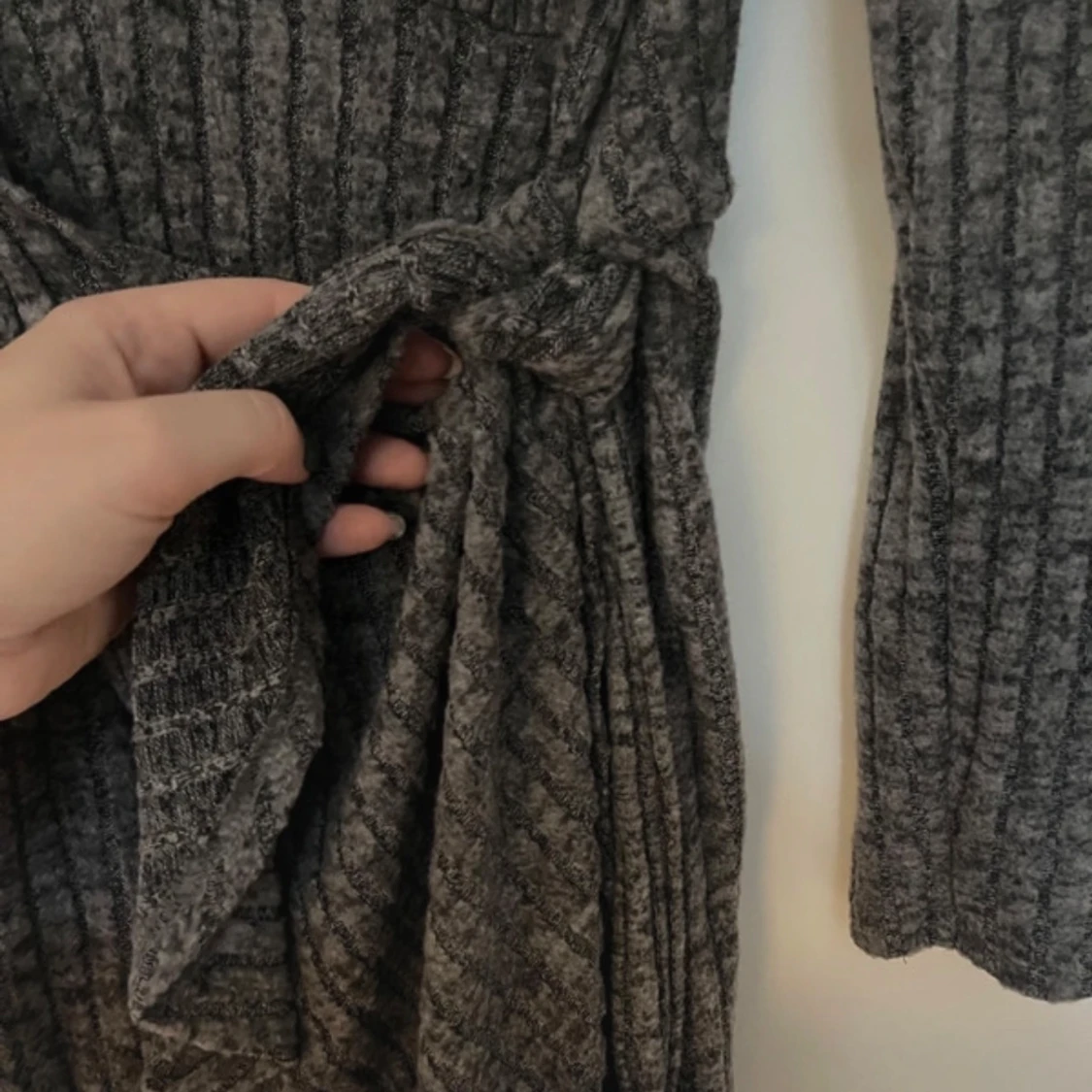 Grå ribbad klänning med knyt - 92