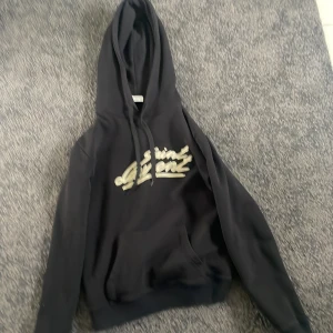 Saint Laurent hoodie  - Väldigt bra skick passar på någon som är runt 180 och priset kan diskuteras.