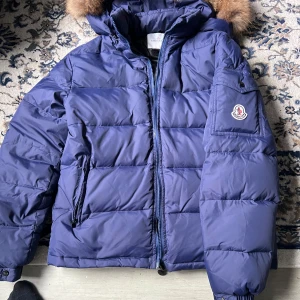 Moncler jacka M/S - 9/10 använd lite men jätte bra och stabil  Man kan ta bort luvan om man vill de också, köpte den från en kille och har tyvärr inget kvitto på den, passar M även S det är storlek 3 på den