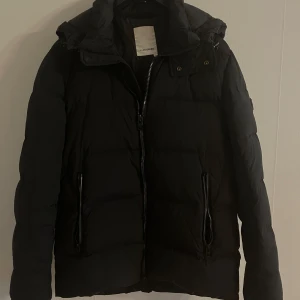 J.Lindberg Jacka  - Säljer min fina jacka från märket J.lindberg , jackan är ett bra skick men den har en liten defekt som man inte tänker på , har inte kunnat använda den för att den är lite för stor för mig , Skriv vid minsta lilla fundering!