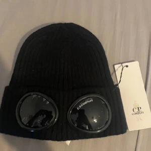 C.P company mössa - En jätte fin C.P company mössa i färg svart som ni ser, vädret håller på o bli kallt så denna mössan är perfekt, säljer åt en vän kom privat för mer info👍👍