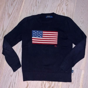Ralph Lauren tröja - Säljer denna Ralph Lauren tröja. Skicket är 9/10. Köpt för 1299! Storlek S, passar mindre M också!