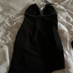 Adoore klänning  - Storlek xs, bra pris går o fixa de som lossnat 