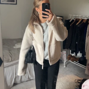 Slutsålda Teddyjackan från HM🧸💕 - Säljer den populära Teddyjackan från H&m! Använd två gånger, så i nyskick! Storlek M, men passar på mig som har S i vanliga fall🧸💕