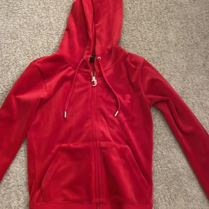 Äkta röd juicy tröja - En äkte juicy tröja i storlek XXS. Bra skick använd ungefär 10 gånger. Säljer pga att den inte används