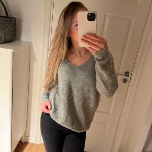 Grå stickad tröja  - Säljer denna eftersom den är för stor och därför kommer den tyvärr inte till användning, den är använd några få gånger och i väldigt bra skick