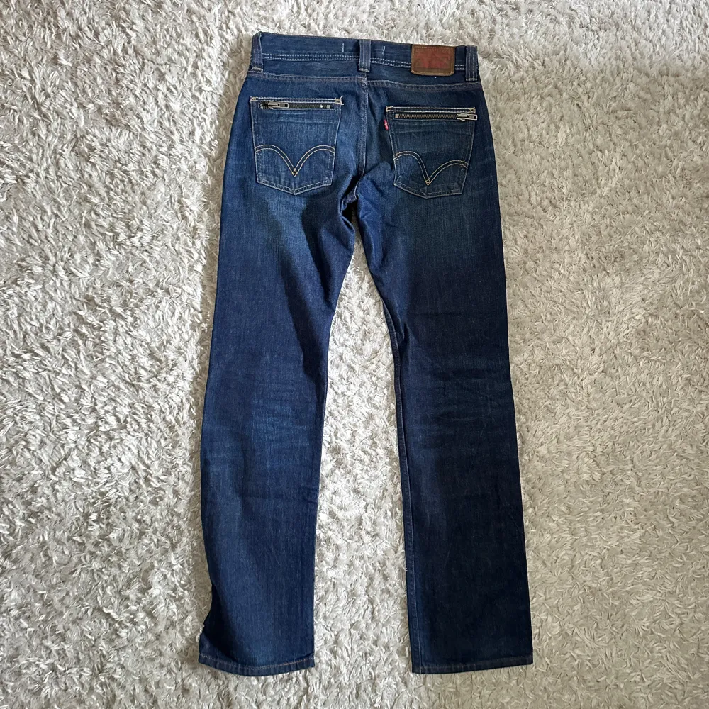 Supersnygga mörkblå Levi’d jeans! Tyvärr är storleken bortskavd, men de passade mig då jag hade storlek M och är 176cm lång.. Farkut & Housut.