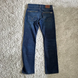 Levi’s 506 Standard - Supersnygga mörkblå Levi’d jeans! Tyvärr är storleken bortskavd, men de passade mig då jag hade storlek M och är 176cm lång.