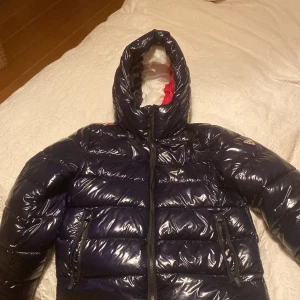 Rossignol Jacka  - Snygg glansig vinterjacka . Fint skick .Jacka är blå. Ny pris är ungefär 3000kr och med det så säljare jag den för 1000kr.Jackans storlek är 170 som motsvararar s enligt längden jag är 170cm lång och den passar perfekt.inga skador eller liknande 