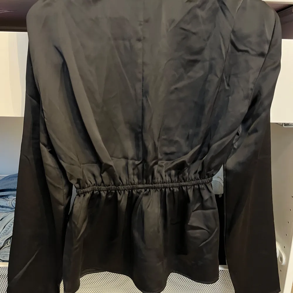 En fin festlig topp som är i bra skick, aldrig använd. ☺️. Puserot.