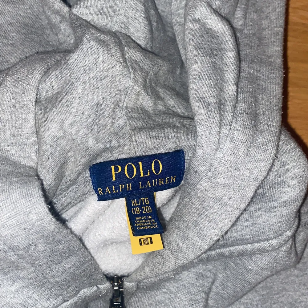 Säljer en ralph lauren zip hoodie som jag tröttnat på. Storleken är i ralph lauren egna men skulle säga att den passar xs eller s. Inga deffekter eller skador. Priset kan diskuteras . Hoodies.