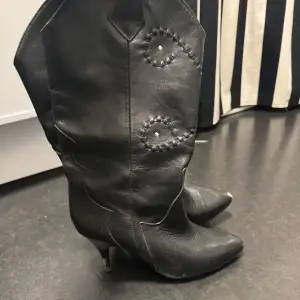 Säljer mina älskade cowboy boots, använda och därmed lite slitna där fram som man ser på sista bilden, vet inte märket på skorna då jag köpte dem på Plick 