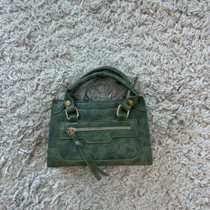 mini bag - super trendig mini bag i mörkgrön färg! är i bra skick och rymmer hyfsat mycket!