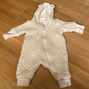 Bebis overall - Bebis overall knappt använd, storlek 56 prefekt till höst/vår 100:- 