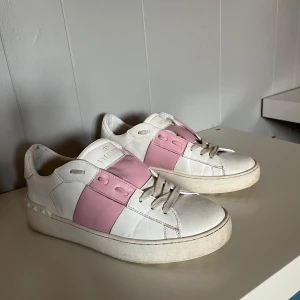 Rosa Valentino opens - Rosa valentino opens i storlek 40. Jättefint skick, kan tvättas lite innan jag skickar. Man får med dustbag och boxen såklart. Hör av er vid frågor och funderingar