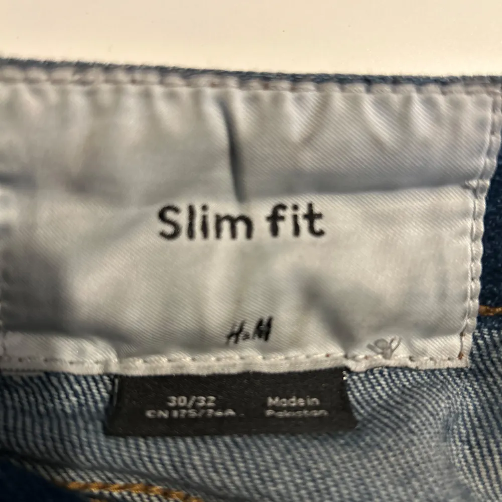 Säljer ett par snygga blå slim fit jeans från H&M. De har en klassisk femficksdesign och är perfekta för både vardag och fest. Jeansen är i bra skick och har en bekväm passform som sitter snyggt på kroppen. Perfekta för dig som vill ha en stilren look!. Jeans & Byxor.