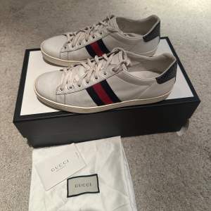 Gucci ace sneakers storlek 39 passar 40.  Väldigt fint skick, pris 1499kr! 