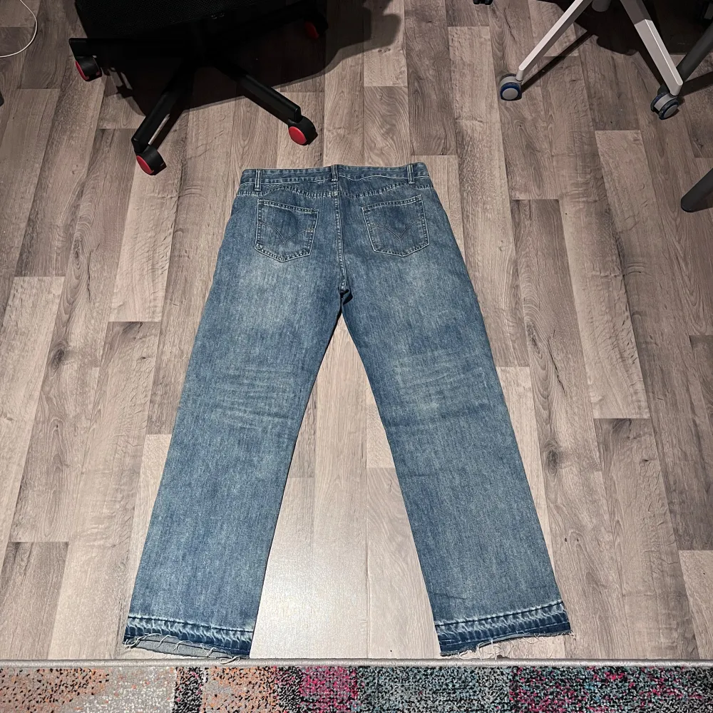 Säljer skit snygga jeans från Gallery dept (obs rep så klart) med unik design. Skick är 9/10. Storlek skulle jag säga är W32 L32. Om vid intresse eller frågor.. Jeans & Byxor.