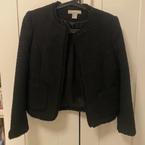 Kavaj  - Är sååå bra skick och kvaliten är super dock är den lite liten på mig och därför skulle jag vilja sälja den