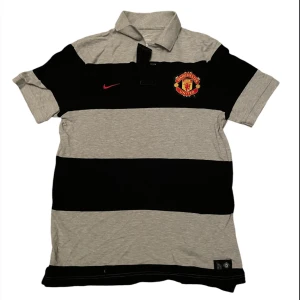 Manchester United Pikhet,  - M passar L, väldigt bra skick. Använt ett par gånger.