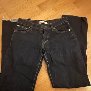 Säljer dessa Levi’s bootcut jeansen som tyvärr blivit för små därav lite dåliga bilder, kan skicka bättre bilder privat om någon är intresserad!💕 inga defekter, hör av dig vid frågor, pris går att diskutera