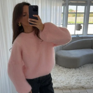 Stickad tröja  - Super fin ljusrosa stickad tröja, perfekt till hösten och helt oanvänd 💕🥰