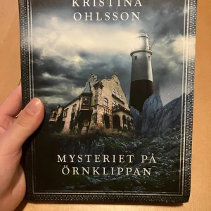 Bok - ”Mysteriet på örnklippan”  - Söker du en bok som passar för äldre barn/yngre tonåringar? Kolla hit! Den är spännande och i väldigt bra skick! Perfekt som julklapp eller present! 