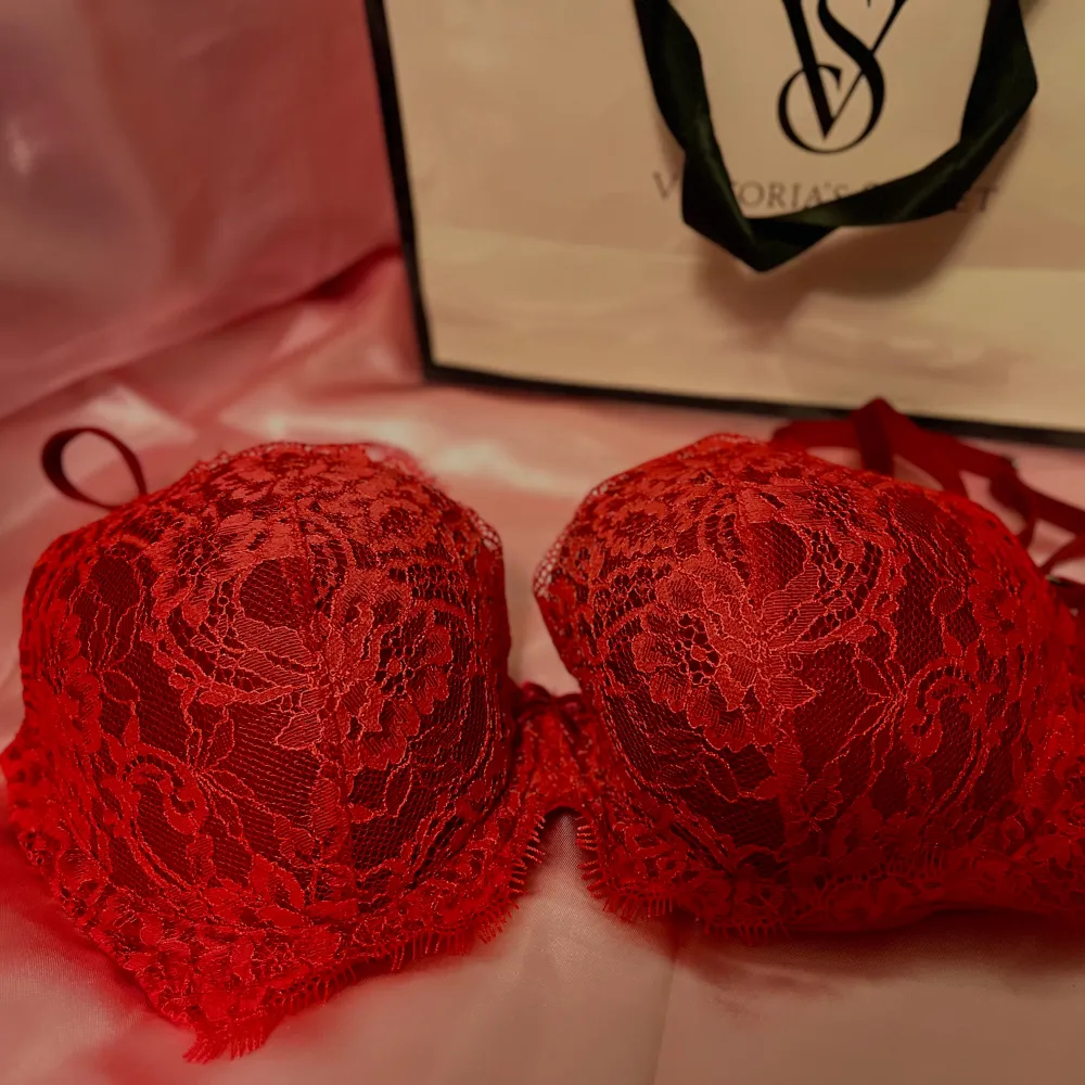 Fin röd Victoria’s Secret push-up bh storlek 32D❤️.  Nypris ca 679 kr  Superfin bh med sammetsband. Knappast använd passade tyvärr inte mig.. Övrigt.