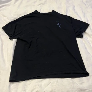 Travis scott X fortnite t-shirt  - Säljer denna för den inte används längre men inga fel bra skick, pris kan diskuteras