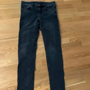 J.Lindeberg jeans - Stiliga jeans från J.Lindeberg. Skick 8/10. Storleken stämmer bra.