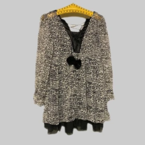 Boheme Ibiza miniklänning - Notera detaljbilder, lagad och välanvänd men fortfarande cool! Pälsbollar vid snörning   Längd 80 cm  Armhåla -armhåla 46 cm Midja 42 cm  Axel-Axel 37 cm  Armlängd 56 cm