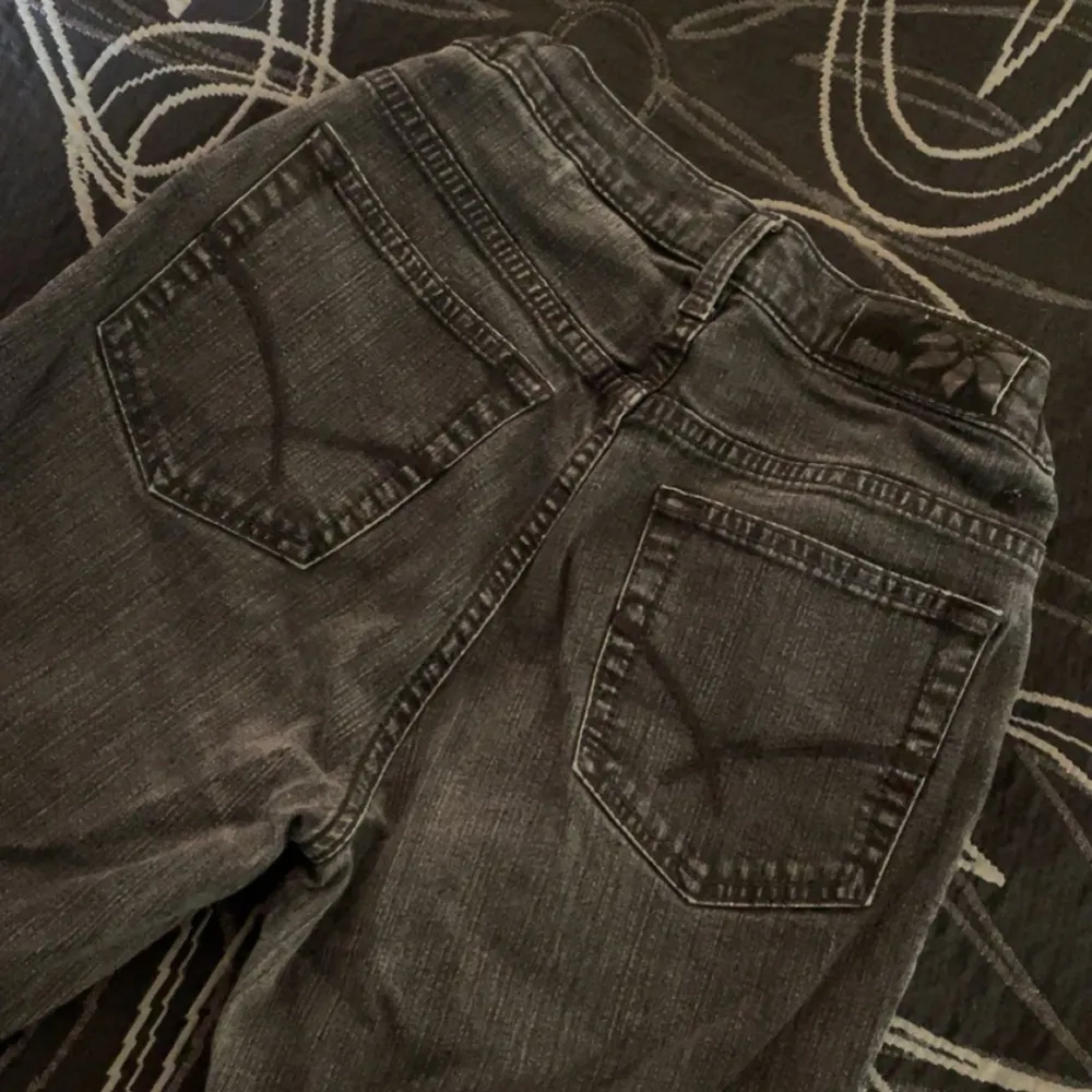 Stentvättade jeans med resår i midjan, beninnerlängd 73 och dom är raka i modellen :) . Jeans & Byxor.