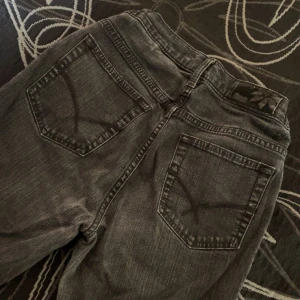 jeans  - Stentvättade jeans med resår i midjan, beninnerlängd 73 och dom är raka i modellen :) 